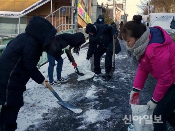 올해 1월 서대문구 자원봉사 주민과 동주민센터 직원들이 제설작업을 하고 있는 모습. (사진=서대문구)