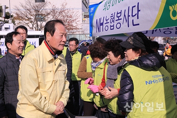 김영석 영천시장이 지난 18일 포항시 지진피해현장을 방문해 자원봉사자들을 격려하고 있다. (사진=영천시)