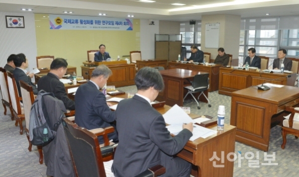 충남도의회 국제교류 활성화를 위한 연구모임이 28일 도의회에서 4차 회의를 열고 있다.(사진=충남도의회 제공)