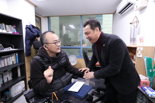 구로장애인자립생활센터를 방문 격려하고 있는 구로구의회 박칠성 의장.(사진=구로구의회)