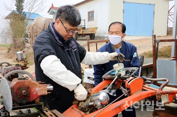 태안군이 자연재해로 인한 경영불안정 해소 및 농작업 중 재해 발생 시 농업인의 생활안정을 보장하기 위해 다양한 농업정책보험 지원 사업을 확대 실시한다. 사진은 농기계 순회교육 모습.(사진=태안군)