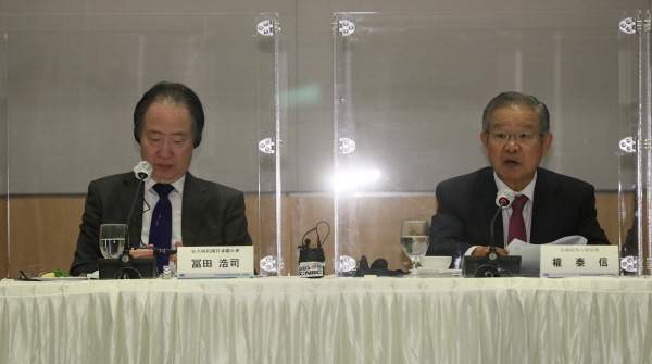 22일 전경련회관 컨퍼런스센터에서 열린  ‘주한일본대사 초청 기업인 간담회’에서 인사말을 하는 권태신 전국경제인연합회 부회장(오른쪽). 왼쪽은 도미타 코지 주한일본대사. (사진=전국경제인연합회)