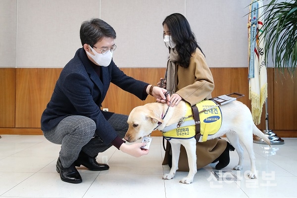 정원오 서울 성동구청장이 장애인 안내견 ‘반지’를 명예공무원으로 임용하고 있다.(사진=성동구)