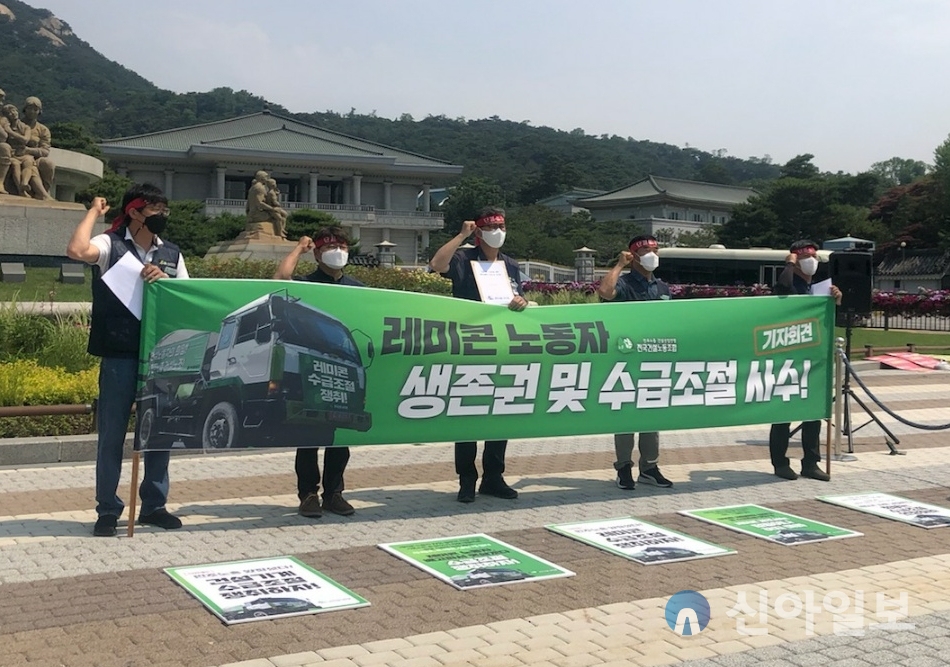 이영철 민주노총 건설노조 건설기계분과위원장(가운데) 등 관계자들이 9일 서울시 종로구 청와대 분수대 앞에서 총파업 선포 기자회견을 열었다. (사진=민주노총 건설노조)