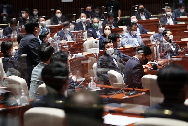 민주당 지도부가 22일 의원총회에서 의견을 듣고 있다. (사진=연합뉴스)