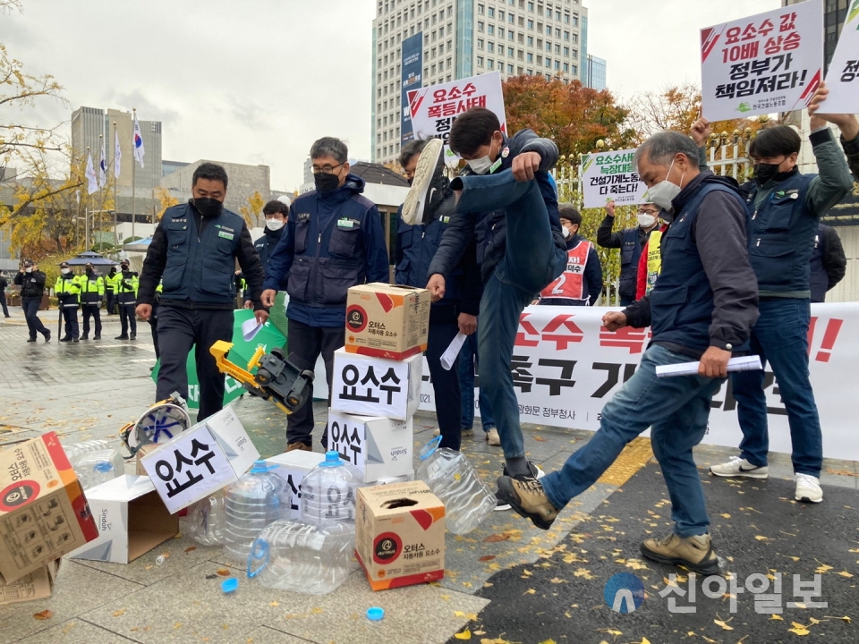 건설노조 조합원들이 9일 서울시 종로구 정부서울청사에서 열린 '건설기계 요소수 폭등사태 정부 대책 촉구 기자회견'에서 요소수통을 부수는 퍼포먼스를 했다. (사진=서종규 기자)