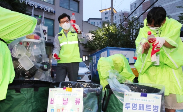 서울 성동구는 국내 28개 기업을 대상으로 친환경 페트병 라벨 사용 등을 촉구하며 ESG행정을 위한 실천에 나섰다. (사진=성동구)