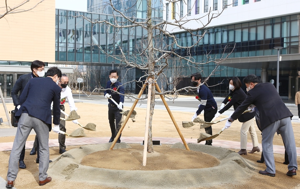 고한승 삼성바이오에피스 사장(가운데)을 비롯한 임원들이 창립 10주년 기념 식수 행사에 참여했다.[사진=삼성바이오에피스]