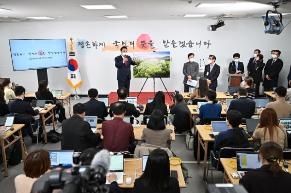 윤석열 대통령 당선인이 20일 오전 서울 종로구 삼청동 대통령직인수위원회 회견장에서 대통령실 용산 이전과 관련해 기자회견을 하고 있다.(사진=국민의힘)