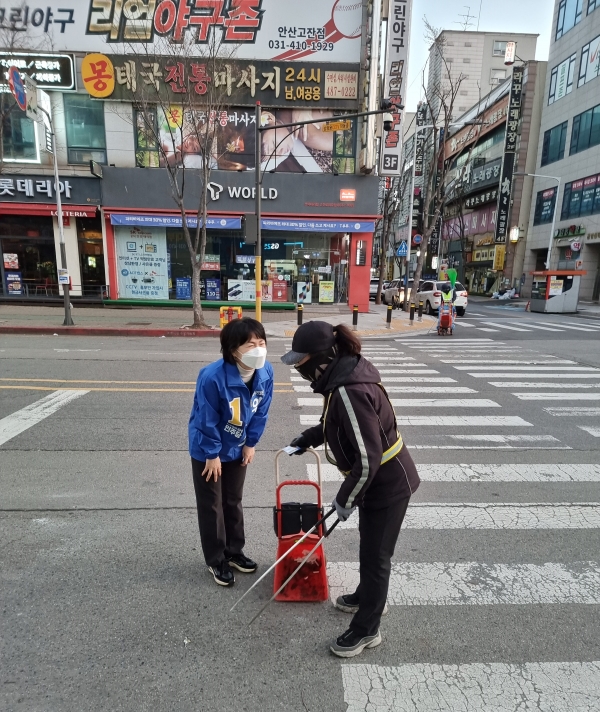 지난달 21일 ‘안산시의 새로운 도약’을 외치며 출마를 선언한 경기도의회 원미정 의원(더불어민주당)이 우수의정대상을 수상하며 12년간의 의정활동에 유종의 미를 거두면서 마무리하고, 안산시장 출마에 본격적인 행보에 나섰다. (사진=경기도의회 원미정 의원실)