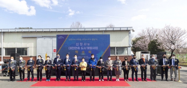 대전 대덕구(구청장 박정현)은 지난 1일 연축동에 위치한 ㈜KCC대전지점 대전물류센터에서 신청사 및 대전연축 도시개발사업 착수식을 진행하고 있다. (사진=대덕구)