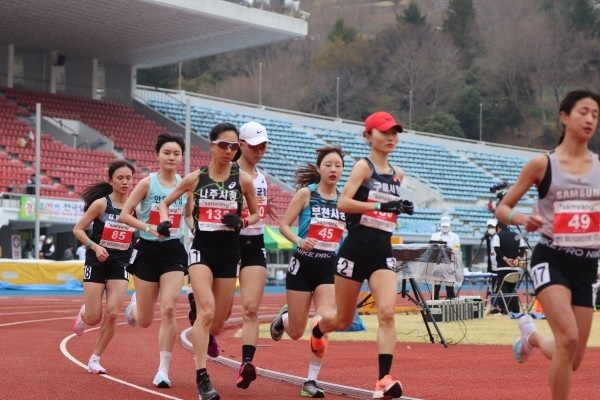 ‘2022 대구국제마라톤’에서 김은미 구미시청 육상팀 여자부 김은미 선수가 2위를 달리고 있다. (사진=구미시)