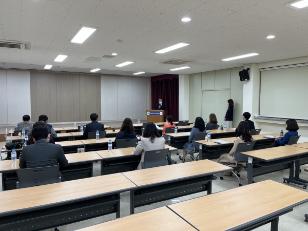 대전광역시서부교육지원청(교육장 임민수)은 4월 13일 학교 간 행정정보 및 우수사례 공유를 통해 행정력을 향상시키기 위한「2022년 학교행정력향상동아리 중심학교 행정실장 협의회」를 개최하고 있다. (사진=대전광역시서부교육지원청)