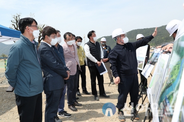 사진 밀양시(밀양시 결산검사위원들이 지난 18일농어촌관광휴양단지 조성 현장에서 사업추진 현황 보고를 청취하고 있다.)