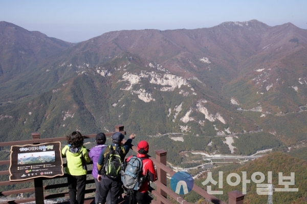 사진 밀양시(케이블카 상부 승강장 하늘정원 녹산대에서 바라본 백호바위 전경)