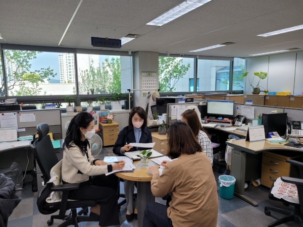 경남 창원시 진해구는 27일 위기가구에 맞춤형 복지서비스를 제공하는 통합사례관리사업이 팬데믹 위기 속 ‘복지응급실’ 로서의 역할을 톡톡히 해내고 있다고 밝혔다. (사진=창원시 진해구)