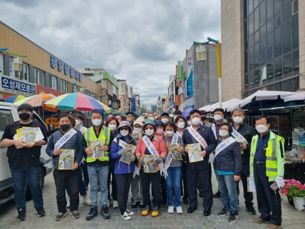 대전 동구는 29일 중앙시장과 역전시장에서 ‘전통시장 고객선 지키기 캠페인’을 실시하며 기념촬영을 하고 있다. (사진=대전 동구)