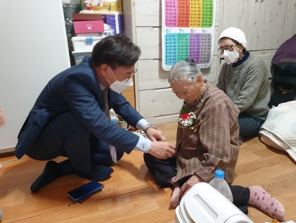 경남 창원시 성산구는 8일 어버이날을 맞이해 경로효친 사상을 실천하기 위해 관내 어르신세대를 위문 방문하는 시간을 가졌다. (사진=창원시 성산구)