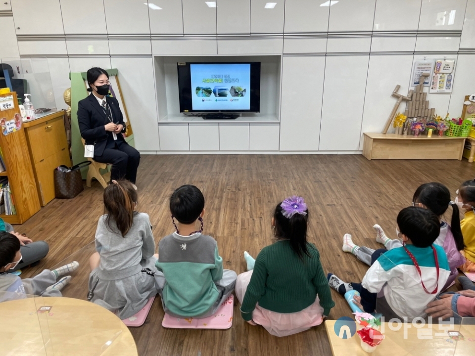 지난 9일 경남 창원시 경화초등학교 병설유치원에서 진행된 '찾아가는 안전교육' 모습. (사진=국토안전관리원)