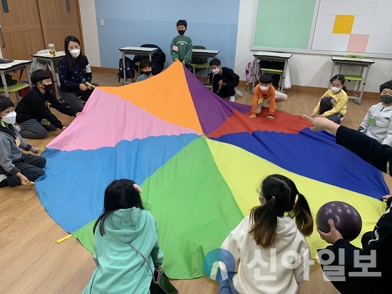 초등학교와 연계되는 통합예술교육에 이어 여름방학 기간인 8월에는 학교밖 마을 예술교육 예술과 동네 한 바퀴 사업이 진행될 예정이다.