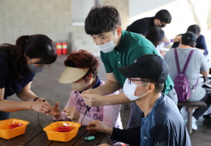 시각장애인 곡옥 목걸이 만들기 행사/진주시