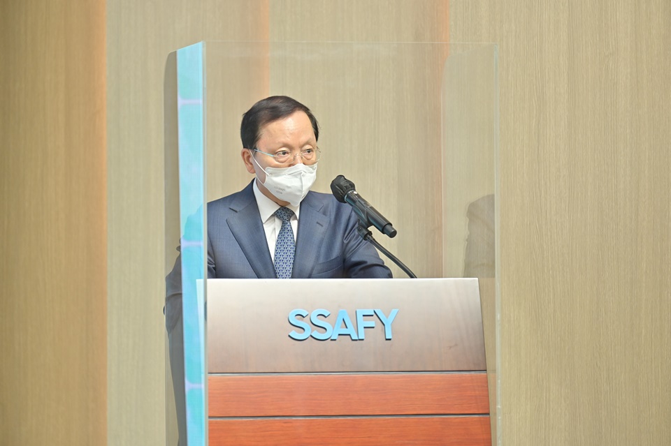 15일 서울 강남구 '삼성청년SW아카데미' 서울캠퍼스에서 열린 'SSAFY' 6기 수료식에 참석한 삼성전자 경영지원실 박학규 사장이 축사를 하고 있다.[사진=삼성전자]