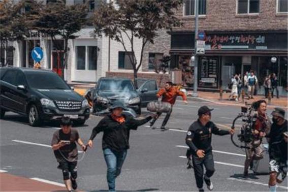 대전정보문화산업진흥원(원장 김진규, 이하 진흥원)은 박스오피스 정상을 차지하며 1위를 달리고 있는 영화 '범죄도시2' 로케이션 촬영 장면 (사진=대전정보문화산업진흥원)