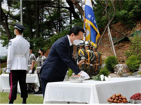 노현송 서울 강서구청장이 16 오전 11시 개화산 호국공원에서 열린 ‘개화산전투 전사자 충혼 위령제’에 참석해 헌화하고 있다.(사진=서울 강서구)