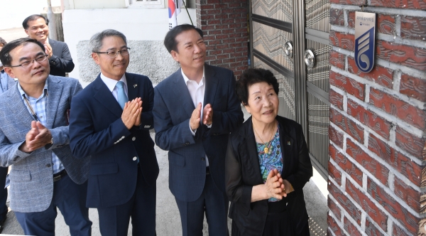 경남 거창군은 호국보훈의 달을 맞아 20일 강석두 경남서부보훈지청장과 함께 ‘국가유공자 유족 명패 달아드리기’ 행사를 가졌다. (사진=거창군)