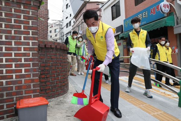 20일 박준희 관악구청장과 함께하는 청정삶터 클린데이가 난곡동 골목에서 실시되고 있다. (사진=관악구)