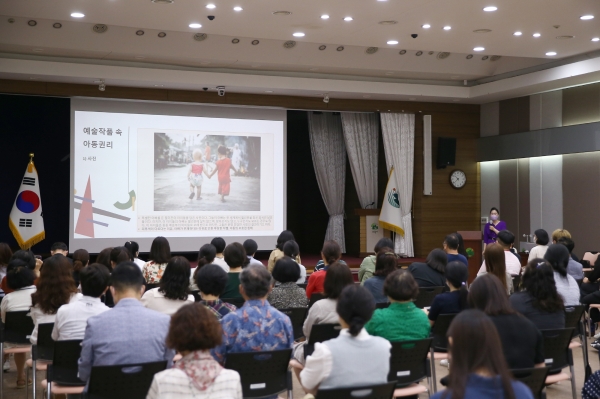 경기 의왕시는 지난 22일 시청 대회의실에서 아동인권에 대한 인식개선과 아동 권리실현을 위해 공직자 및 아동복지시설 종사자 200여명을 대상으로 아동권리교육을 실시했다. (사진=의왕시)