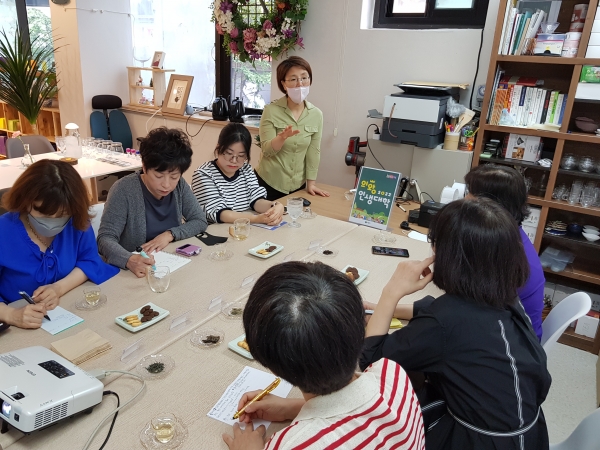 경기 의왕시가 시민들의 평생학습 기회 확대 및 개인과 공동체의 역량 성장을 위해 은행, 카페, 종교시설, 도서관 등과 공간공유를 통해 추진하는 의왕학습레일 ‘의왕인생대학’ 2기 수강생을 모집한다. (사진=의왕시)