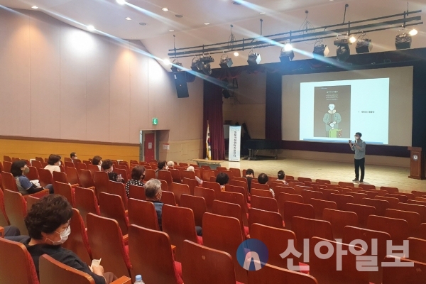 경주시는 6일 경주청소년수련관에서 ‘2022년 가정위탁부모 및 담당공무원교육’을 진행하고 있다.(사진=경주시)