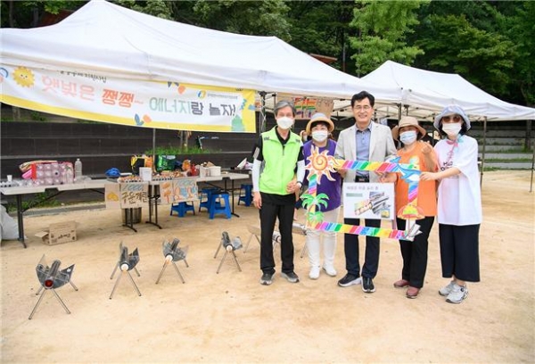 '신정3동 마을 축제' 행사에서 부스체험중인 이기재 양천구청장(사진=양천구)