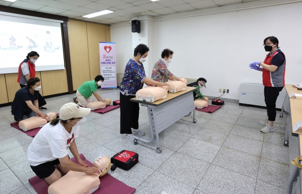 서울시 강남구가 보건소 방문건강관리사업의 일환으로 ‘찾아가는 어르신 심폐소생술 교육 프로그램’을 다음 달까지 진행한다. (사진=강남구)