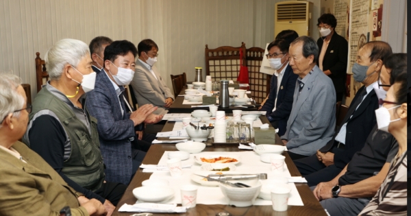 한국성 경기북부보훈지청장이 가평군을 방문해 민선8기 취임한 서태원 군수를 예방하고 중점사업 협력추진을 논의했다. (사진 = 가평군)