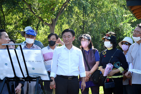 경기도 의정부시는 지난 12일 의정부시 관계자들을 비롯해 시민 약 35명과 함께 국도3호선 대체우회도로 부용터널 상부 유휴부지를 찾아 활용방안을 모색했다고 16일 밝혔다. (사진=의정부시)