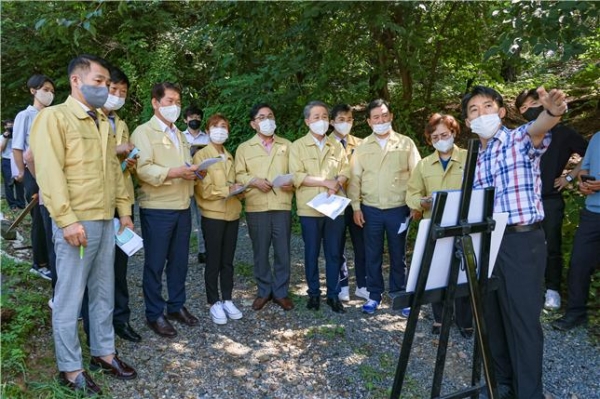 서울 강동구의회 건설재정위원회는 지난 12일 기록적 폭우로 심각한 피해를 입은 관내 수해 현장과 지역 내 아파트 리모델링 공사장을 방문하여 지역의 현안을 점검했다. (사진=강동구의회 건설재정위원회)