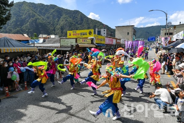 9월 17일과 18일 주말에 진행된 아리랑 퍼레이드와 함께 수백명의 젊은 예술가의 참여로 축제가 젊어졌다는 평가를 받았다 (사진=정선군)