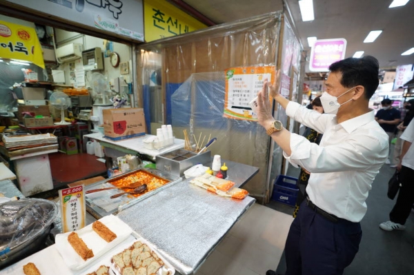 서울시 성북구가 민선8기 출범 100일을 맞아 주요 사업현장과 민생현장을 찾는다. 민선8기 공약사업, 주요 현안사업 및 대규모 투자사업의 현장에서 추진상황을 점검하면서 본격적인 사업추진에 시동을 걸겠다는 의미다. 또한 ‘현장구청장’이라는 명성에 걸맞게 민생 현장을 함께 방문해 주민들을 직접 만나 지역에 관련된 주민 건의, 제안사항 등을 경청할 계획이다. (사진=성북구)