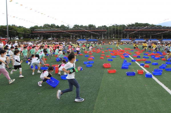 경기 과천시는 지난 23일 관문체육공원에서 지역 내 민간·시립·직장 등 어린이집 34곳의 영유아 및 보육교직원 등 1900여 명이 참여한 가운데 '어린이집 한마음 체육대회'를 개최했다고 25일 밝혔다. (사진=과천시)