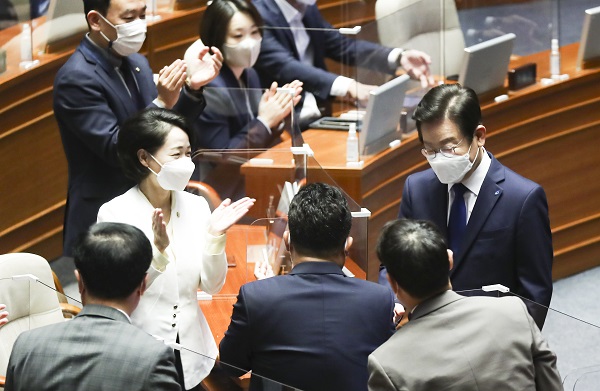 더불어민주당 이재명 대표가 28일 국회에서 열린 본회의에서 교섭단체 대표연설을 마친 뒤 민주당 의원들과 인사하고 있다. (사진=연합뉴스)