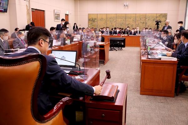 지난 13일 국회 문화체육관광위원회에서 열린 한국콘텐츠진흥원 등에 대한 국정감사에서 홍익표 위원장이 의사봉을 두드리고 있다. (사진=연합뉴스)