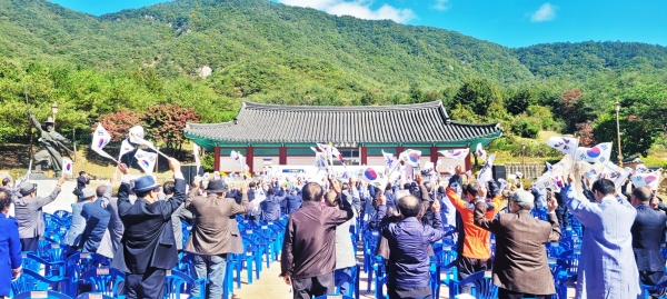 운강이강년의병대장 순국 제114주기 추모문화제 성황리 개최_만세3창 사진