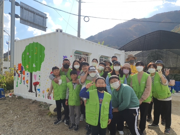 강원도 철원군 근남면은 마을공동체 사업의 일환으로 근남나누미 봉사회와 함께 초등학교 주변에 오랜 기간 방치돼 낡고 녹슨 컨테이너를 아름다운 작품으로 탈바꿈했다고 25일 밝혔다. (사진=철원군 근남면)