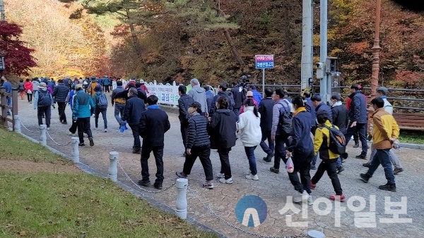 27일 정선 북평면 항골숨바우길 개통식 후 가리왕산 올림픽 국가정원 유치를 기원하는 제1코스 6km 걷기행사를 했다. (사진=백남철)