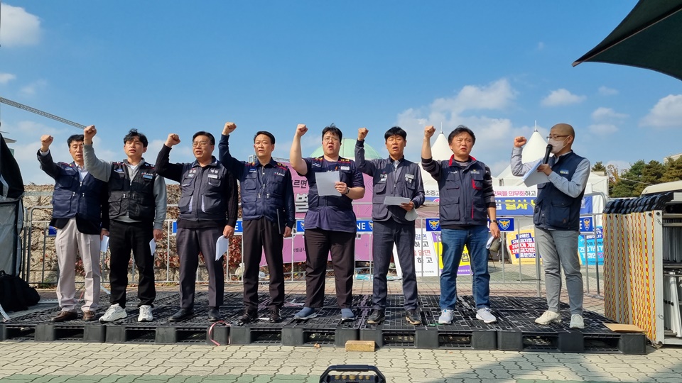 삼성연대가 28일 국회 앞에서 '이재용 회장 승진' 관련 기자회견을 하고 있다.[사진=삼성연대]