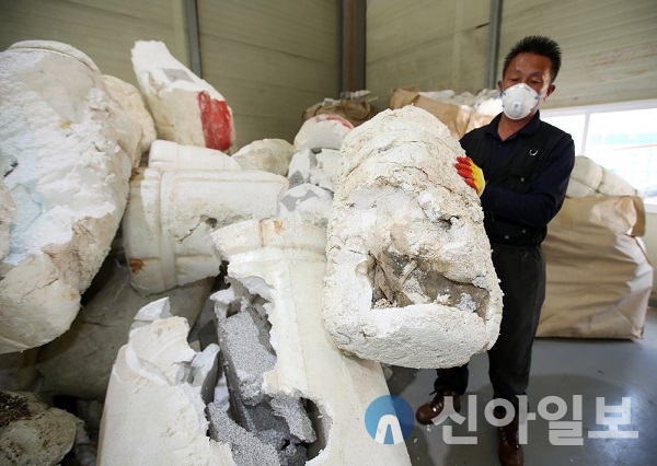 태안군 환경관리센터 직원이 폐자재 부표를 들어보이고 있는 모습.(사진=태안군)