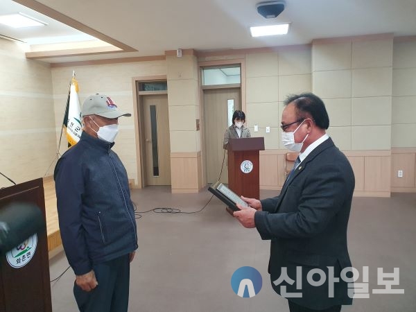 홍천군의회 박영록 의장은 11월 23일(수) 11시 30분 화촌면행정복지센터 대회의실에서 열린 제26회 노인의 날 기념 노인복지증진 유공자 시상식에 참석했다