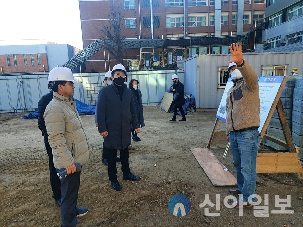 김정헌 인천 중구청장은 인성여고 도로시설물 정비공사 및 답동성당 관광자원화사업 건설공사 현장을 점검했다.(사진=중구)